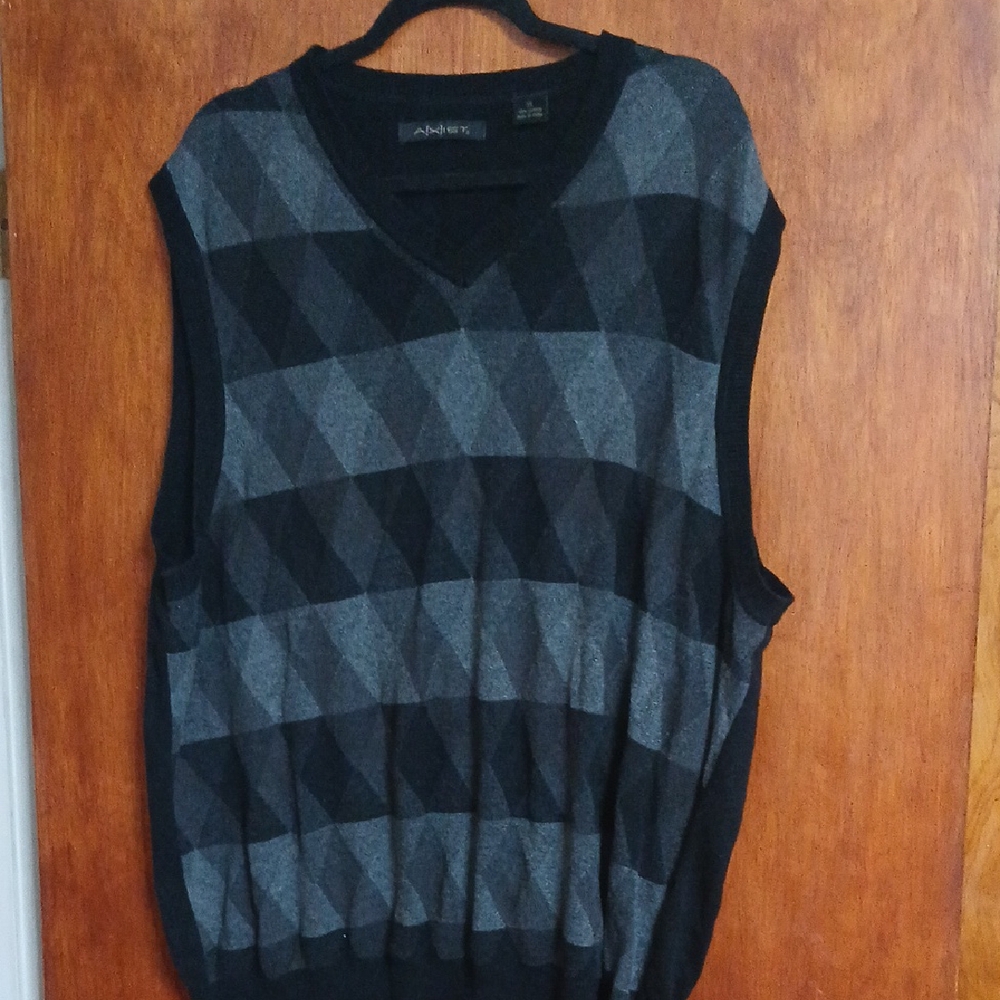 Axist V-Neck Black and Gray Argyle Sweater Vest